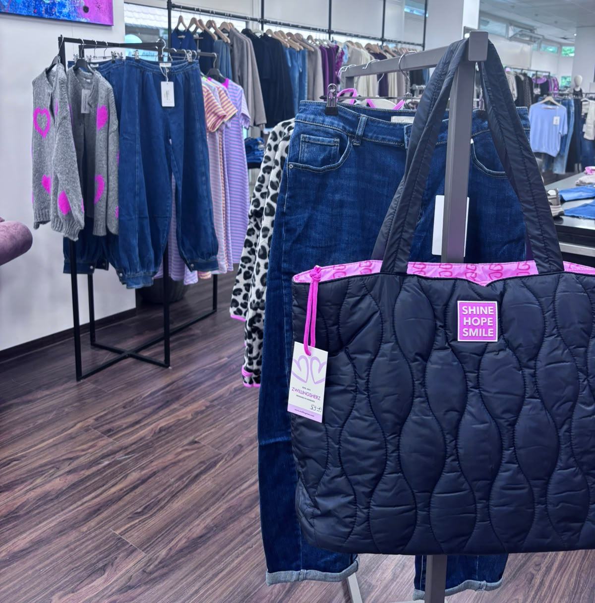 Innenansicht der STYLAHOLIC Fashion Boutique in Gröbenzell