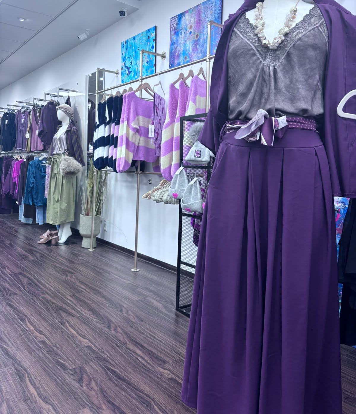Damenmode in Violett in der STYLAHOLIC Fashion Boutique in Gröbenzell
